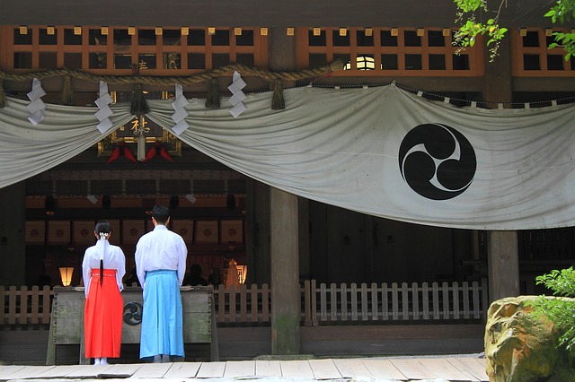 神社に参拝